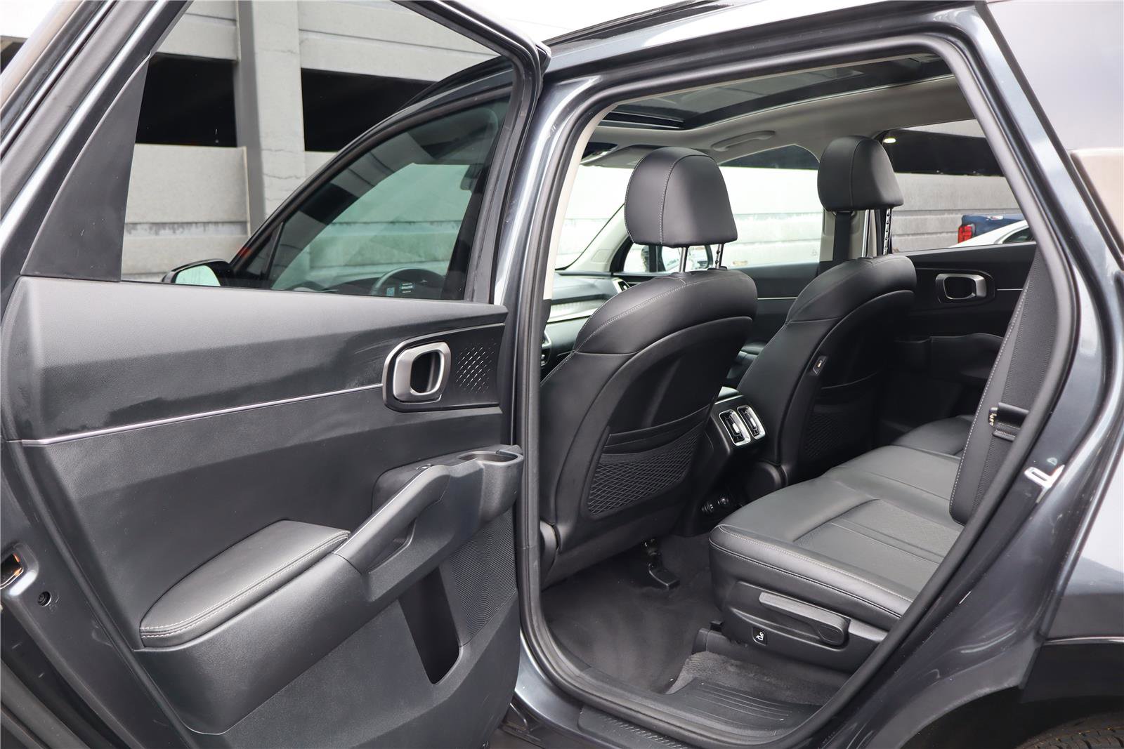 Certified 2022 Kia Sorento S w/ Panoramic Sunroof Package image 20