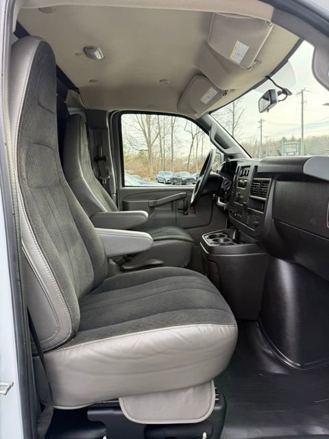 Used 2024 GMC Savana 2500 w/ Driver Convenience Package image 15