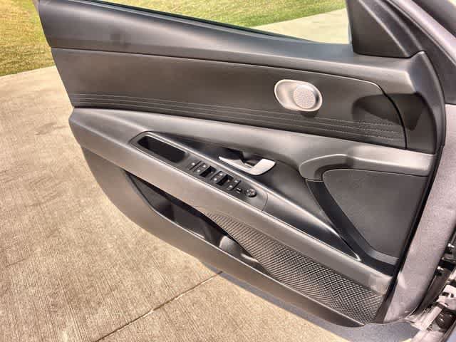Used 2026 Hyundai Elantra SE FWD image 30