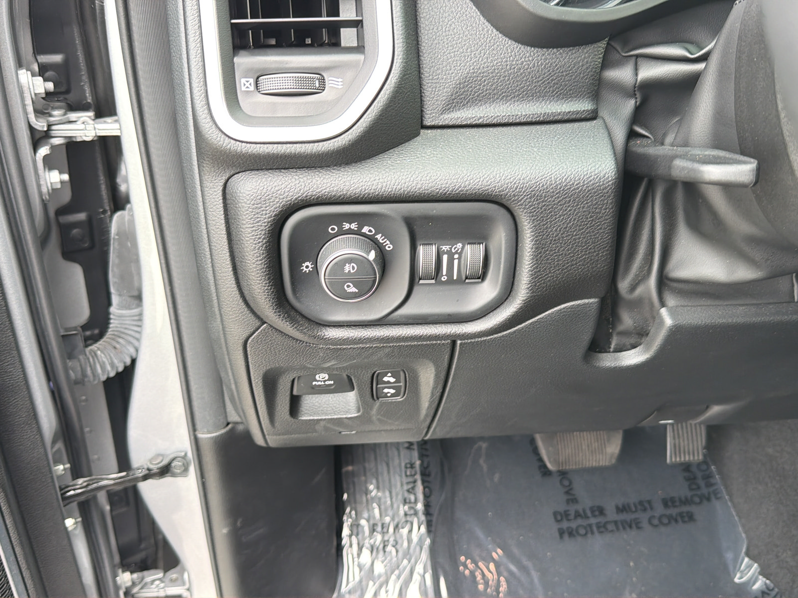 Used 2025 RAM 1500 Laramie AWD/4WD image 17