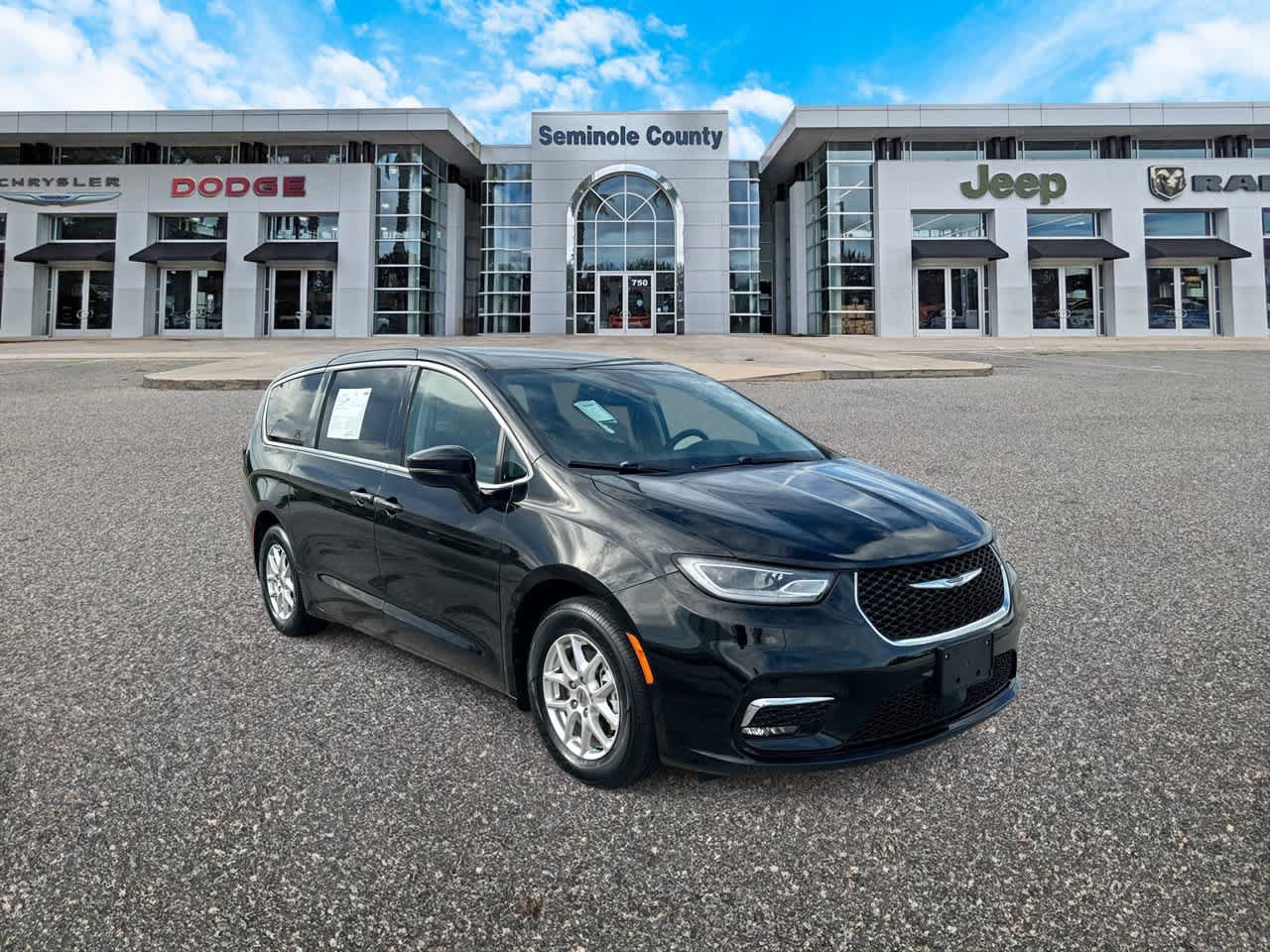 Certified 2024 Chrysler Pacifica Touring-L FWD image 2