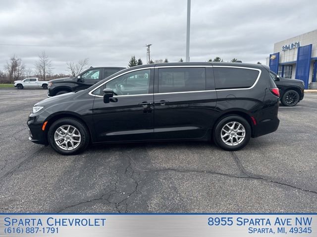 Used 2025 Chrysler Pacifica Select image 6