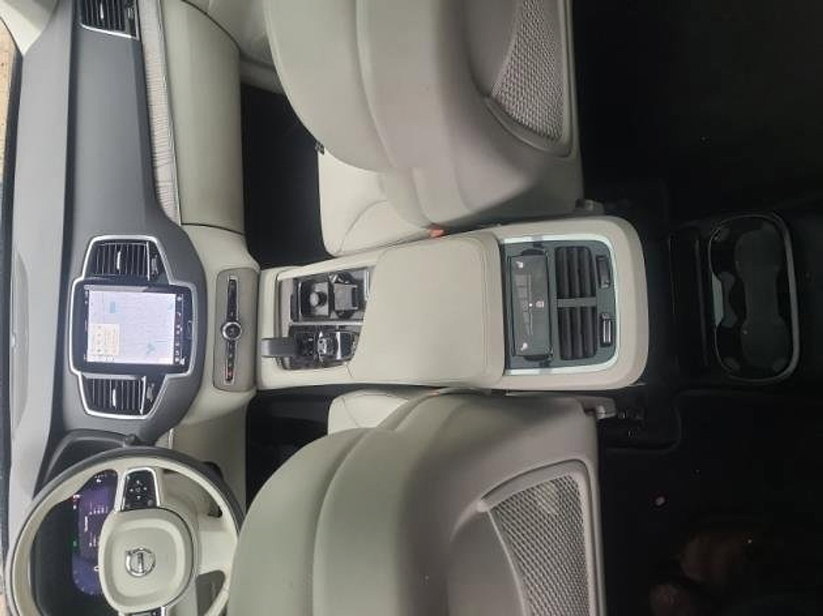 Certified 2024 Volvo XC90 B6 Plus w/ Protection Package image 17