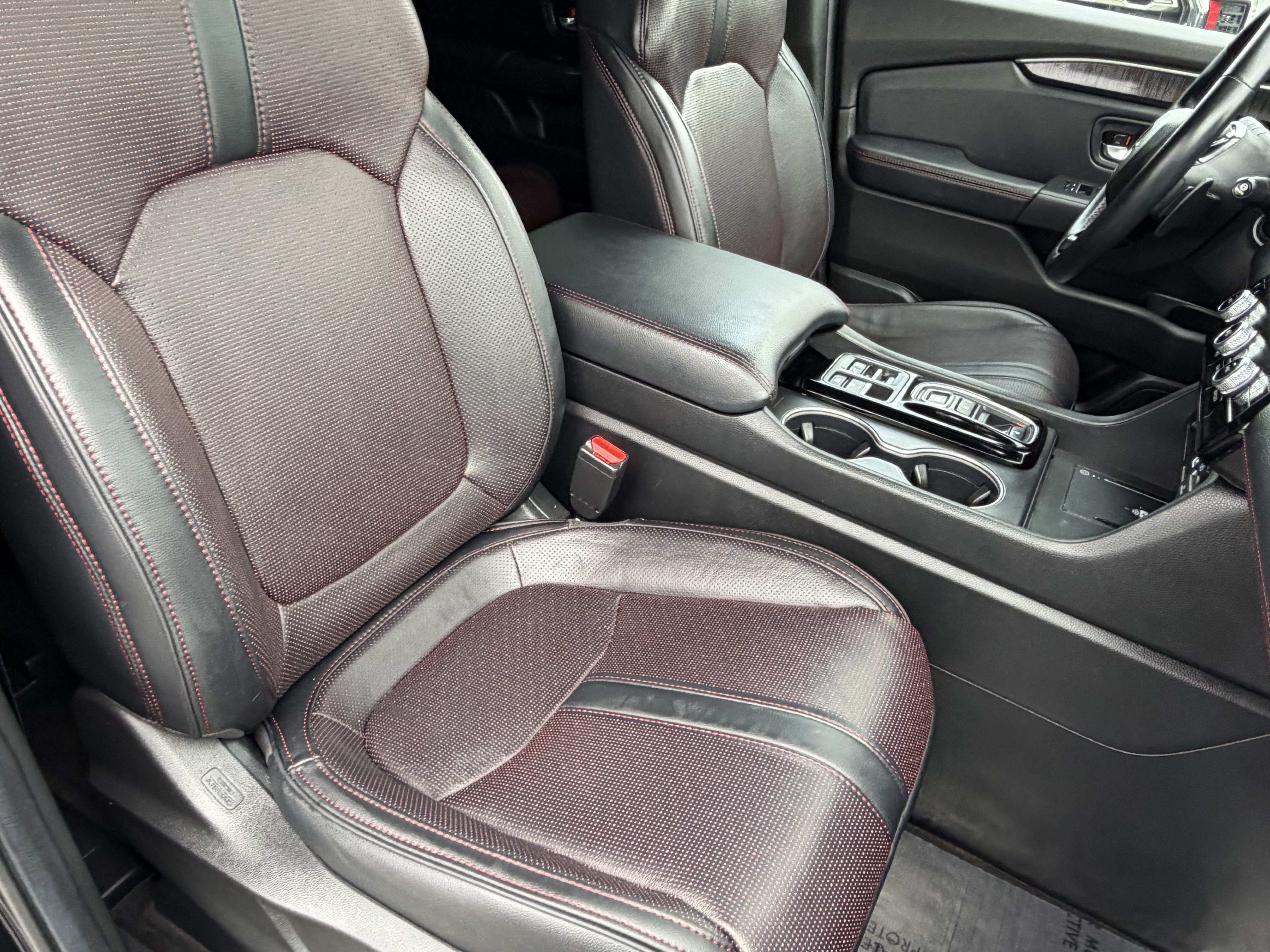 Used 2025 Honda Pilot Black Edition image 11