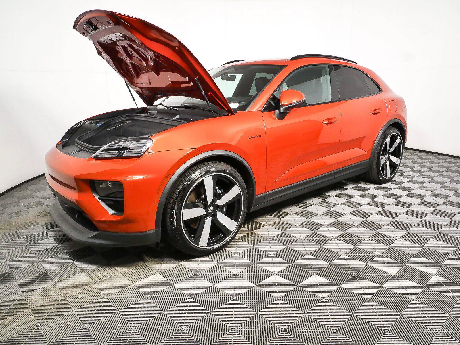 Certified 2025 Porsche Macan 4S Electric AWD/4WD image 33