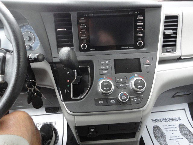 Used 2020 Toyota Sienna LE image 5