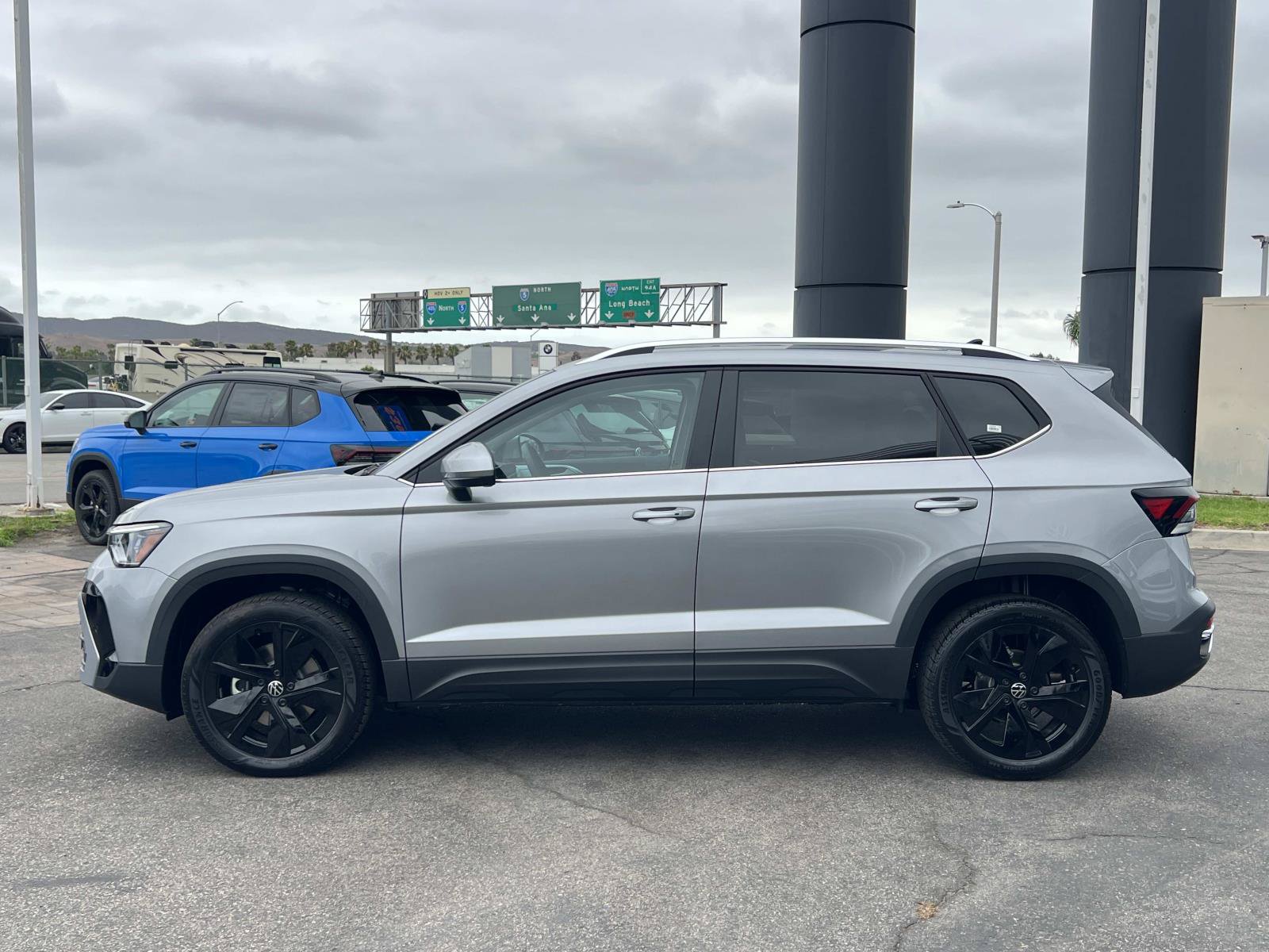 New 2026 Volkswagen Taos SE FWD image 2