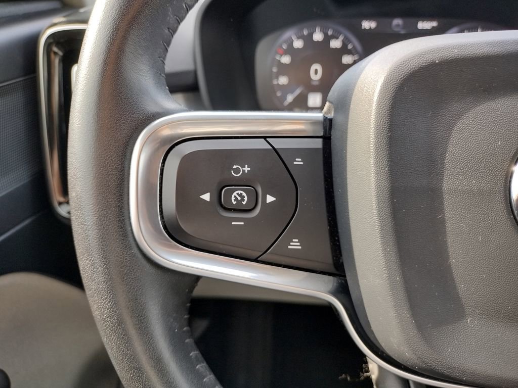 Used 2020 Volvo XC40 T4 Momentum FWD image 24