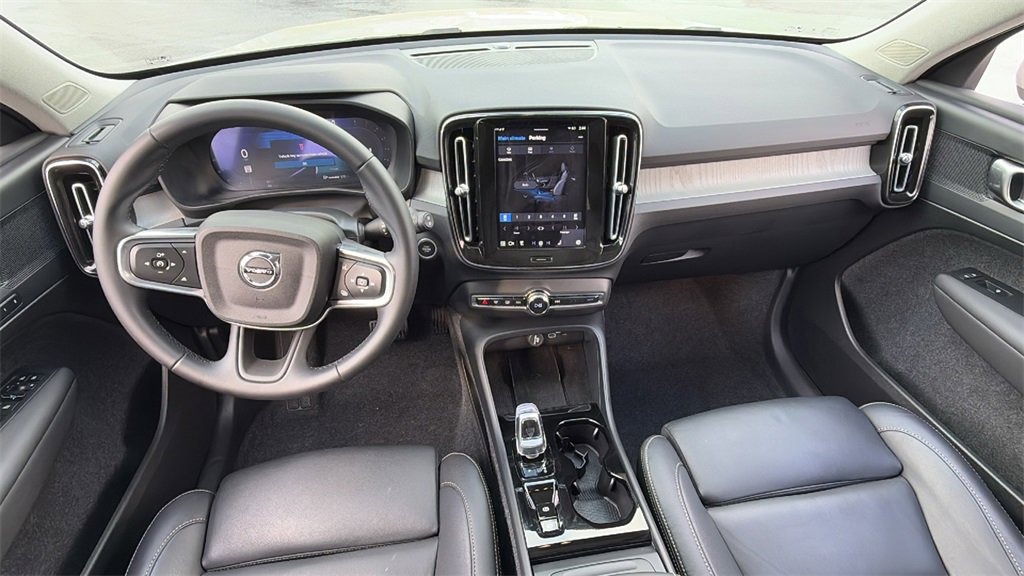 Certified 2025 Volvo XC40 B5 Plus image 7