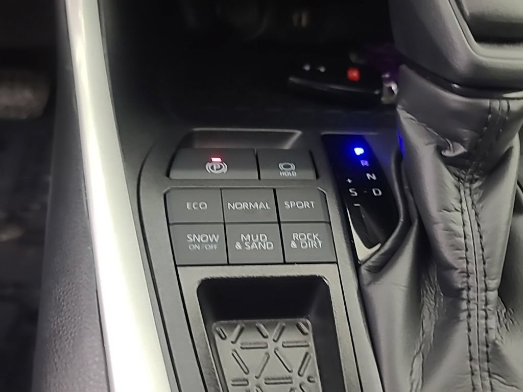 Used 2025 Toyota RAV4 XLE AWD/4WD image 35