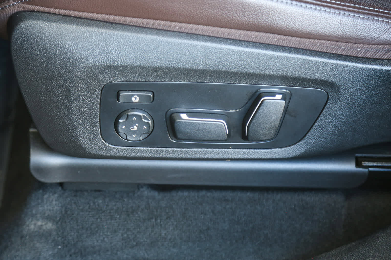 Used 2025 BMW X4 xDrive30i w/ Premium Package image 18