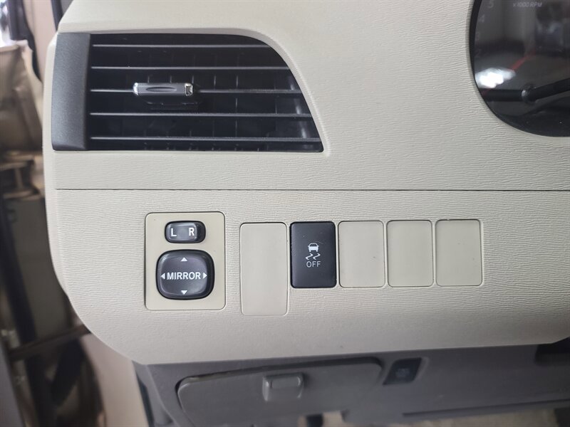 Used 2014 Toyota Sienna LE image 28