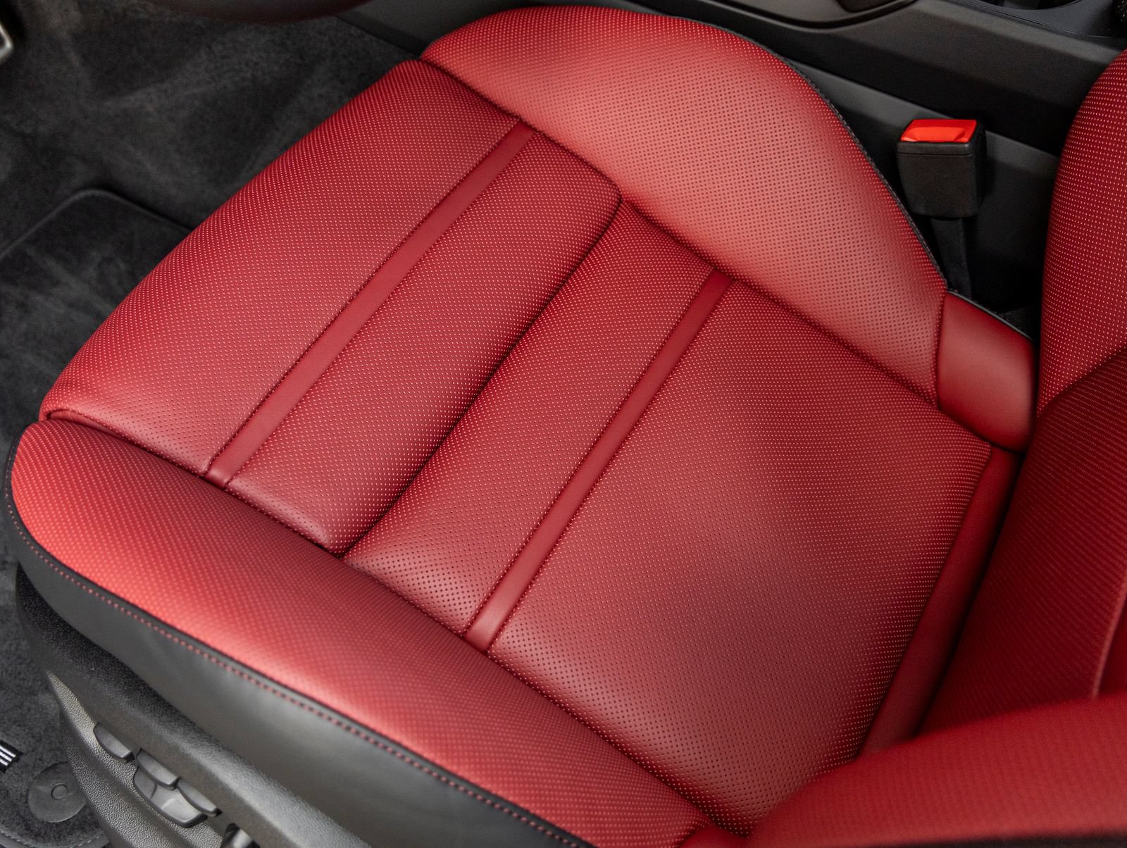 Certified 2025 Porsche Cayenne GTS AWD/4WD image 21