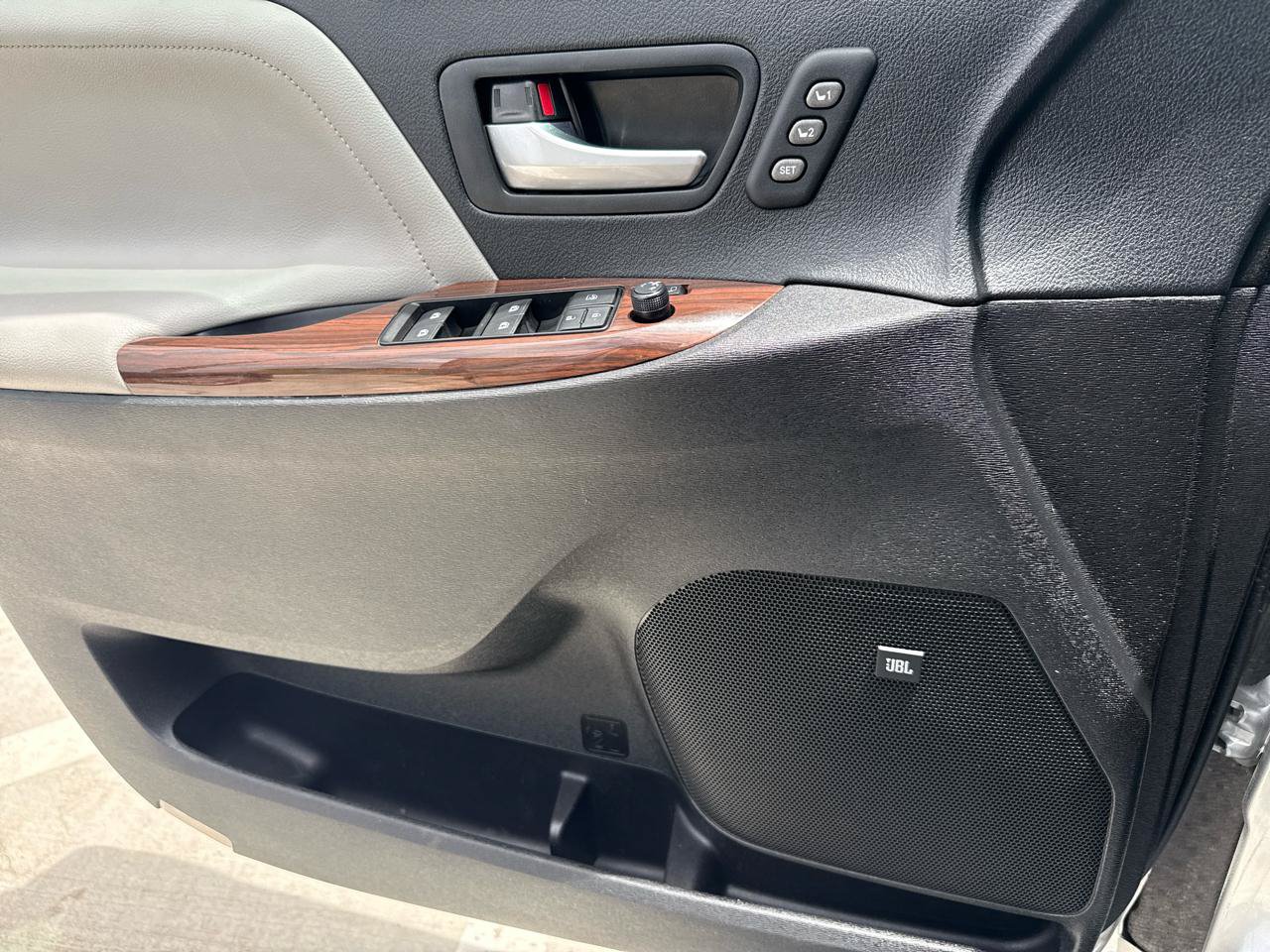 Used 2016 Toyota Sienna Limited Premium FWD image 27
