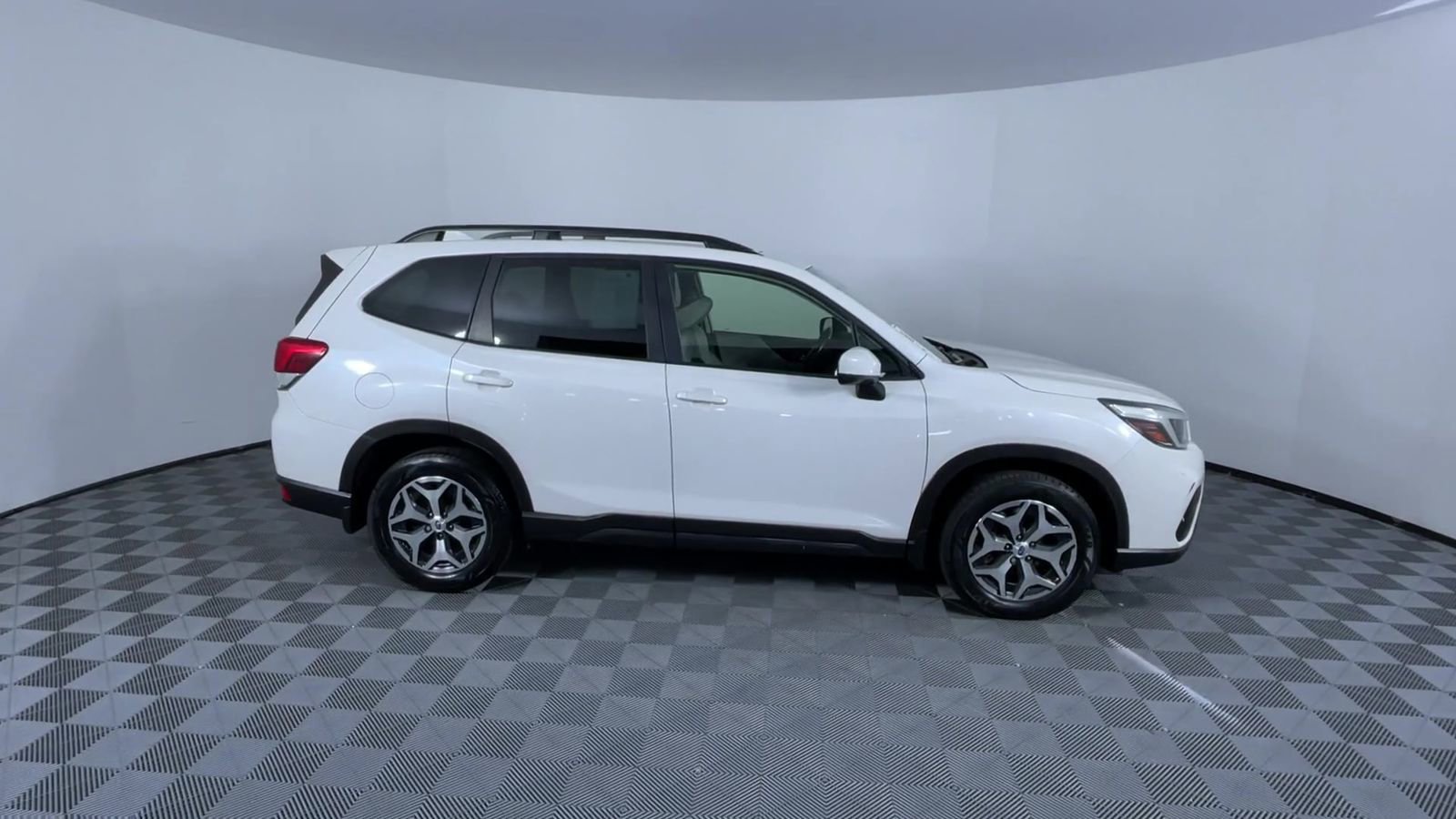 Used 2019 Subaru Forester Premium w/ All-Weather Package AWD/4WD image 9