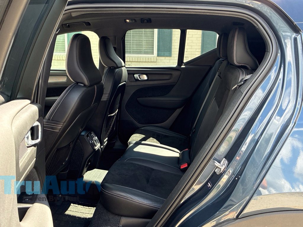 Used 2022 Volvo XC40 T5 R-Design w/ Advanced Package AWD/4WD image 39