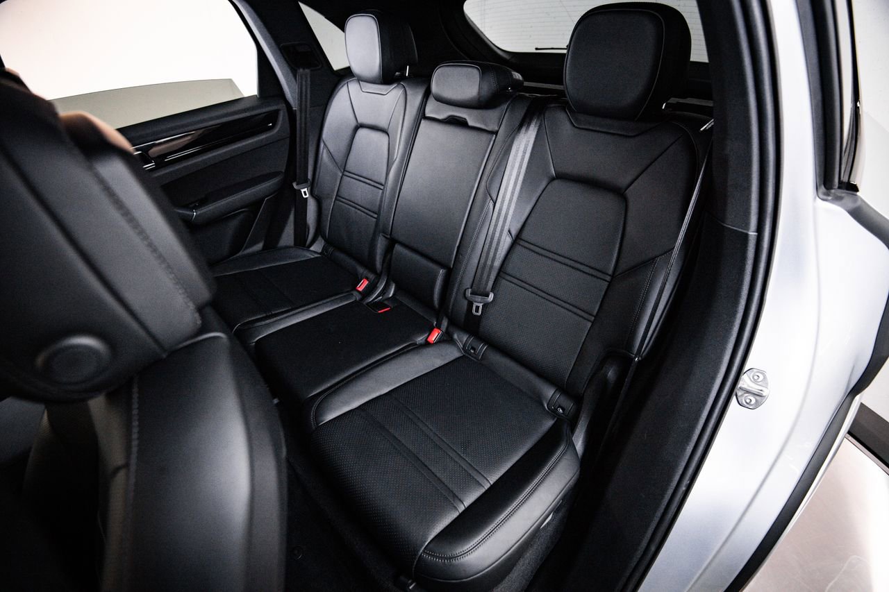 Certified 2023 Porsche Cayenne AWD/4WD image 24