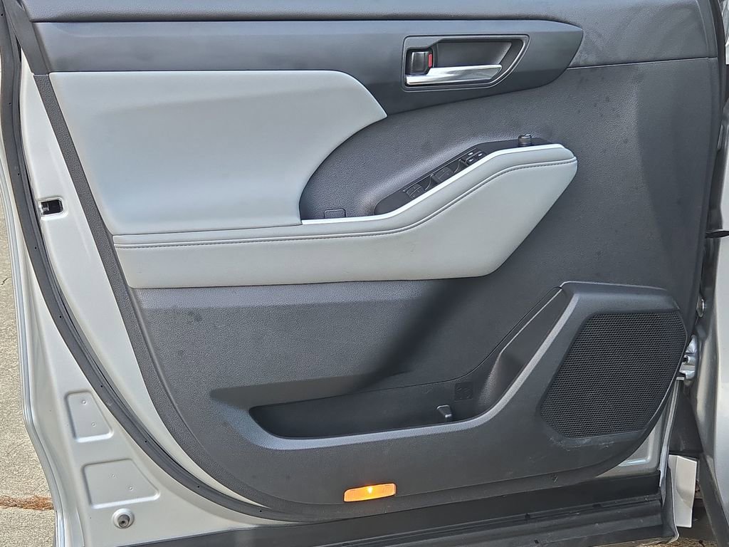 Certified 2024 Toyota Highlander XLE image 12