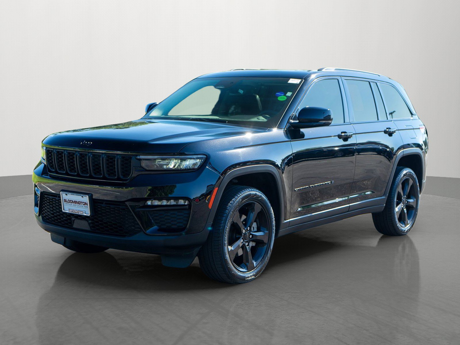 Used 2023 Jeep Grand Cherokee Limited w/ Black Appearance Package AWD/4WD image 3