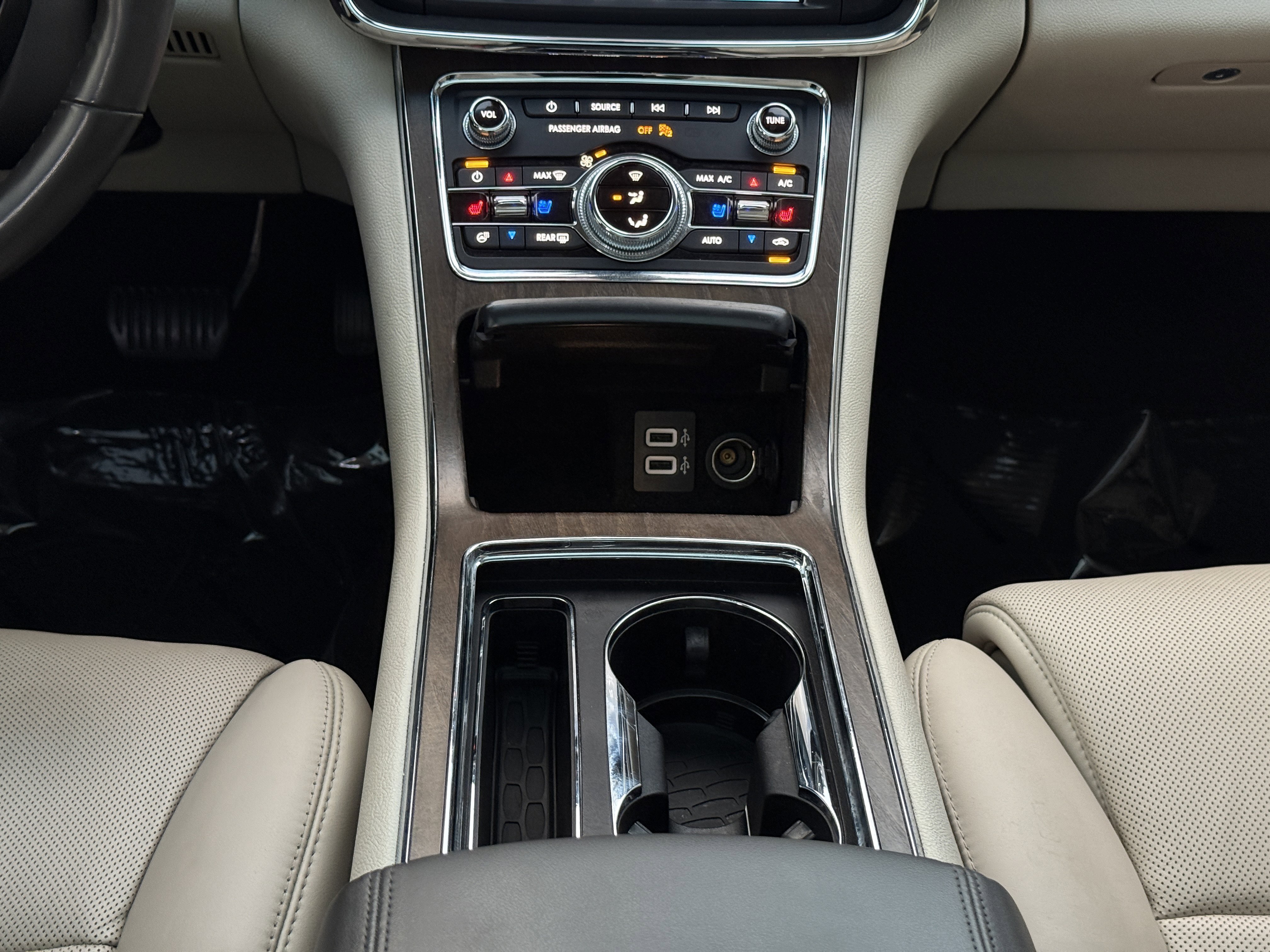 Used 2019 Lincoln Continental Select w/ Continental Climate Package image 25