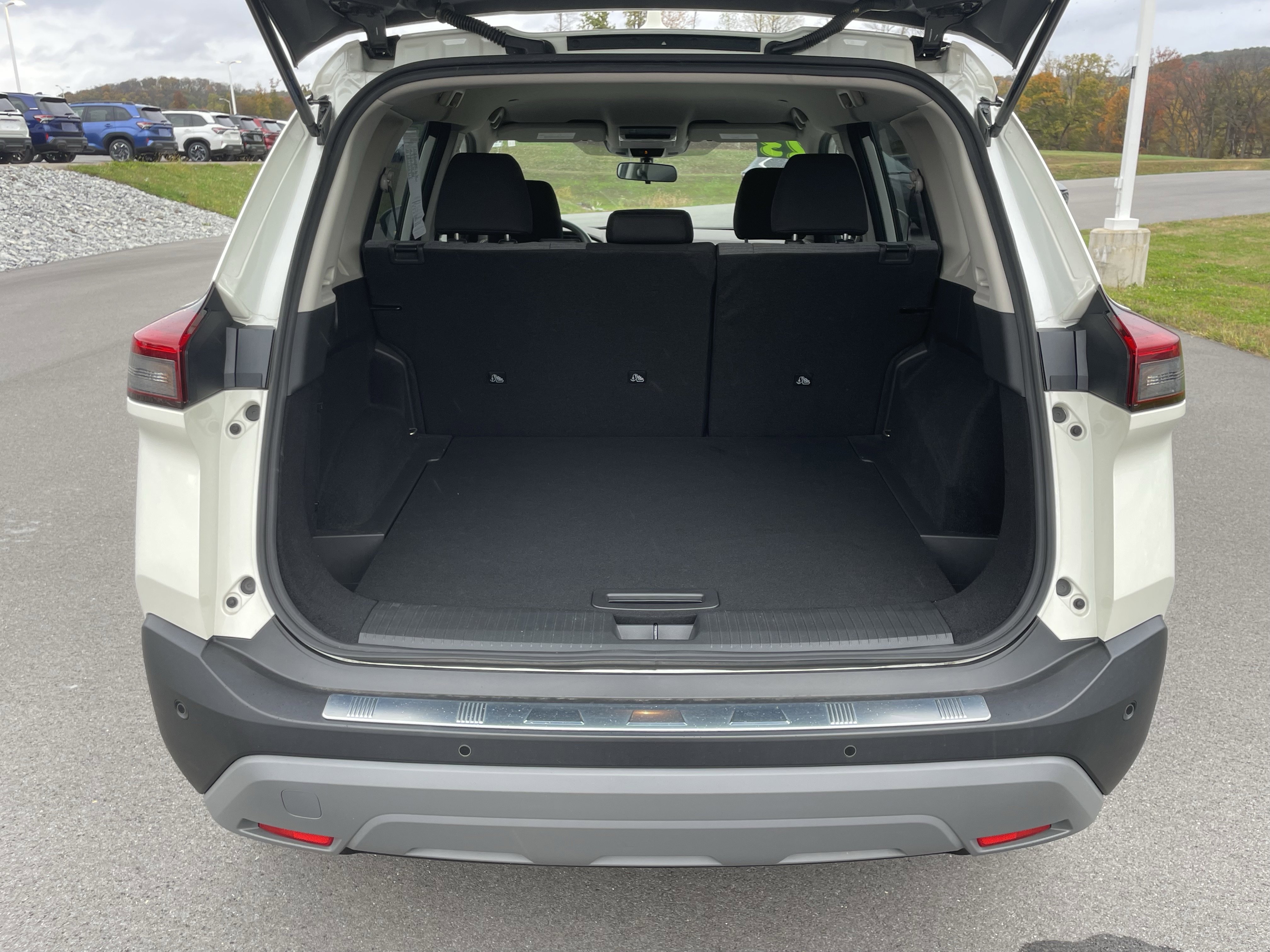 Used 2023 Nissan Rogue SV image 5