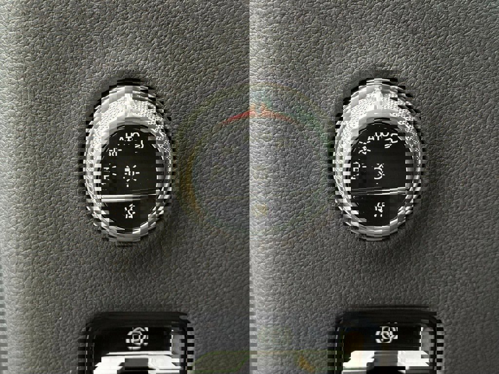 Used 2025 Mercedes-Benz GLC 350e 4MATIC image 26