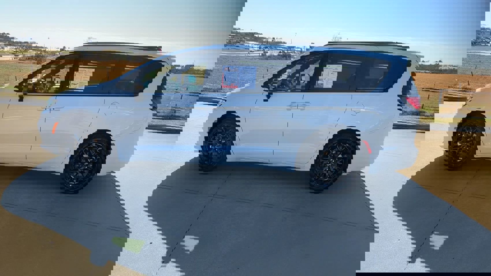 Used 2025 Chrysler Pacifica Limited image 6