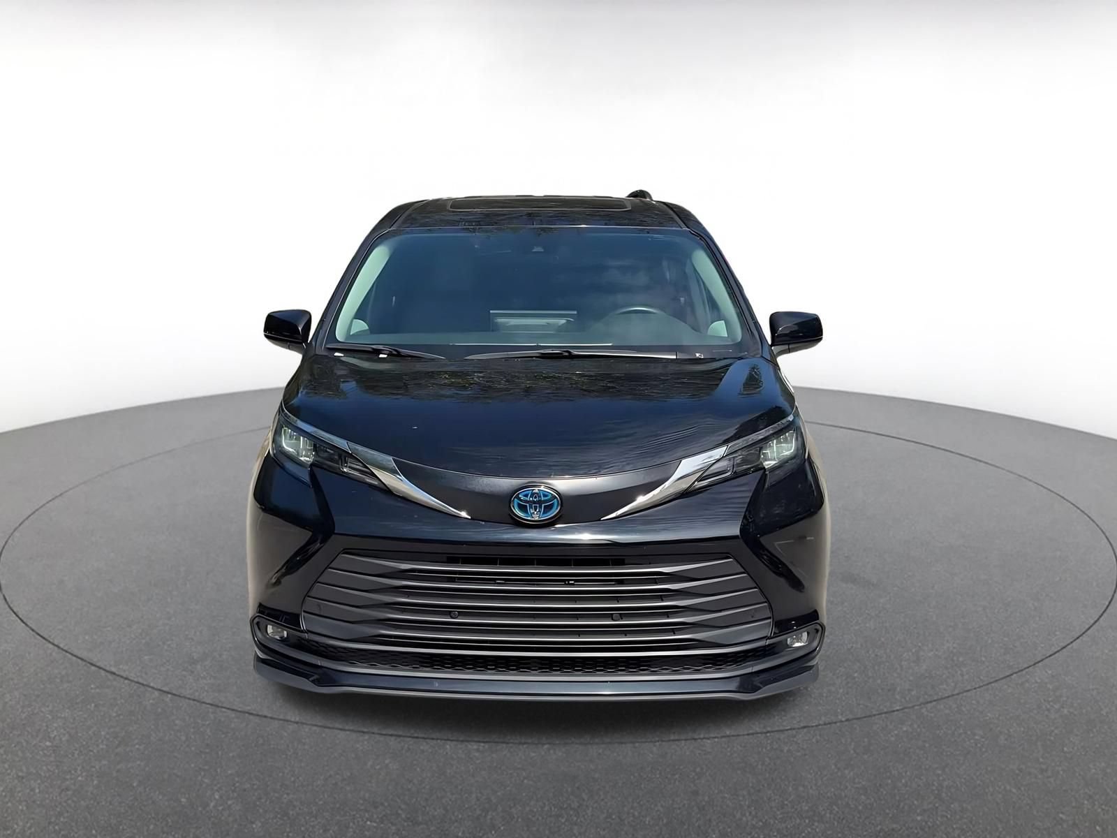 Used 2025 Toyota Sienna XLE FWD image 4