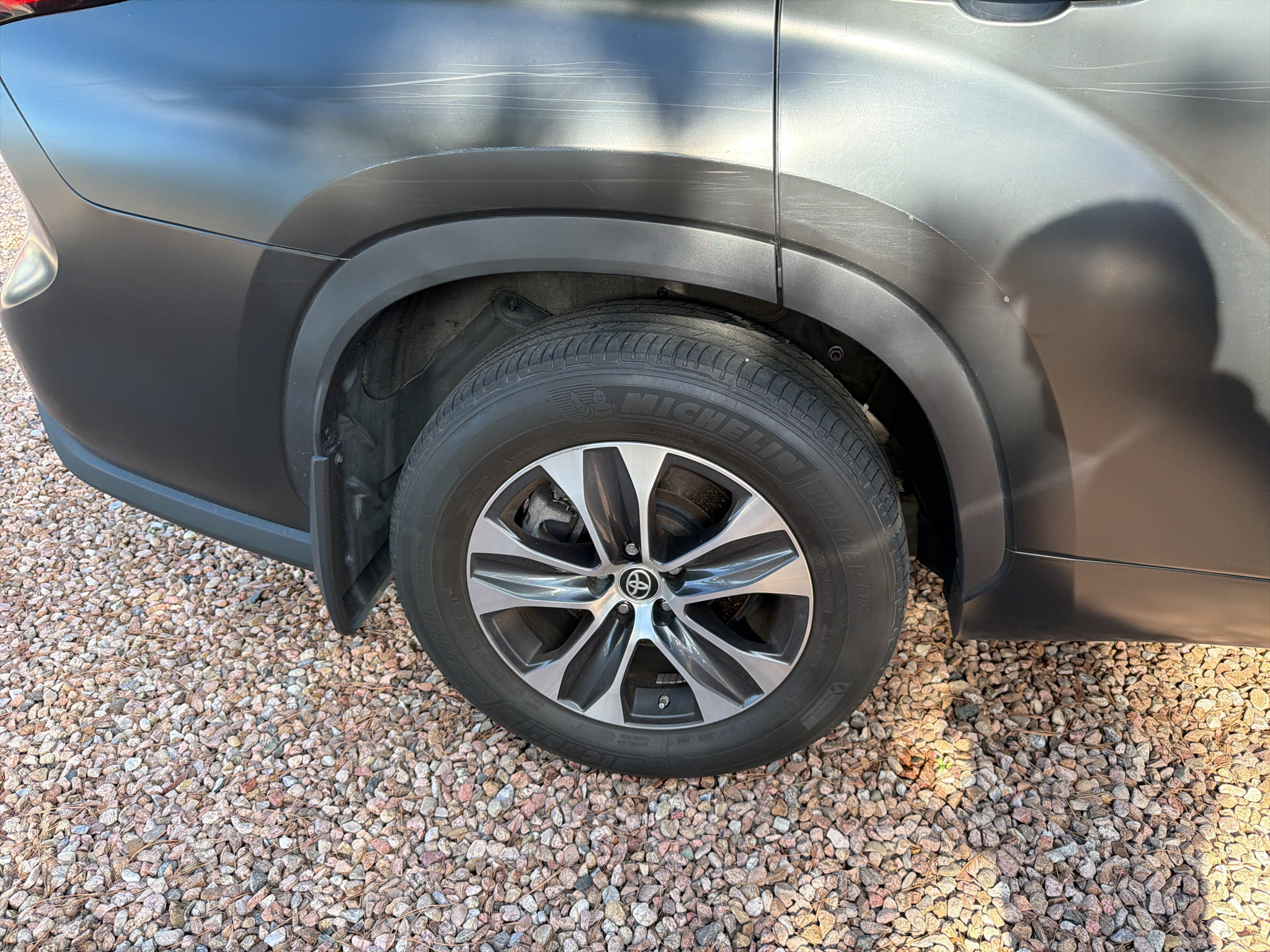 Used 2023 Toyota Highlander XLE FWD image 3
