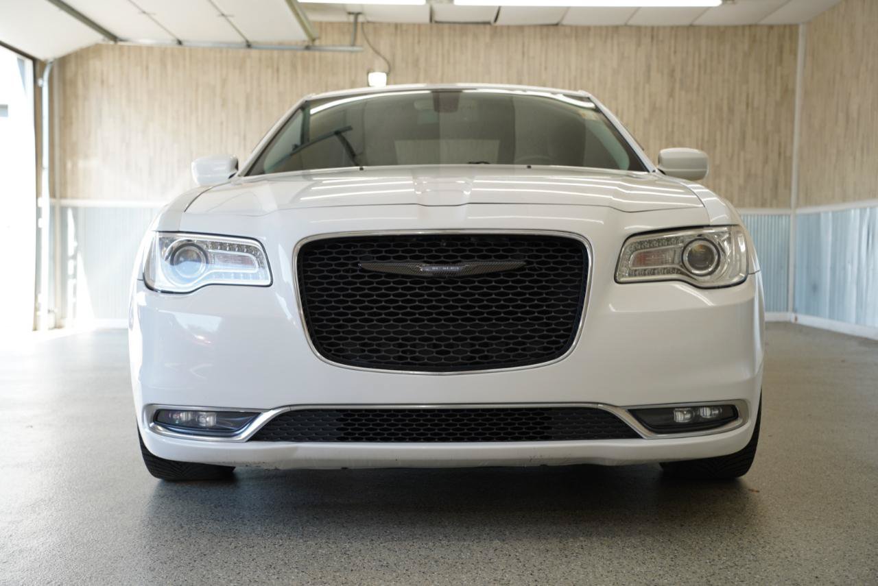 Used 2018 Chrysler 300 Touring L RWD image 3