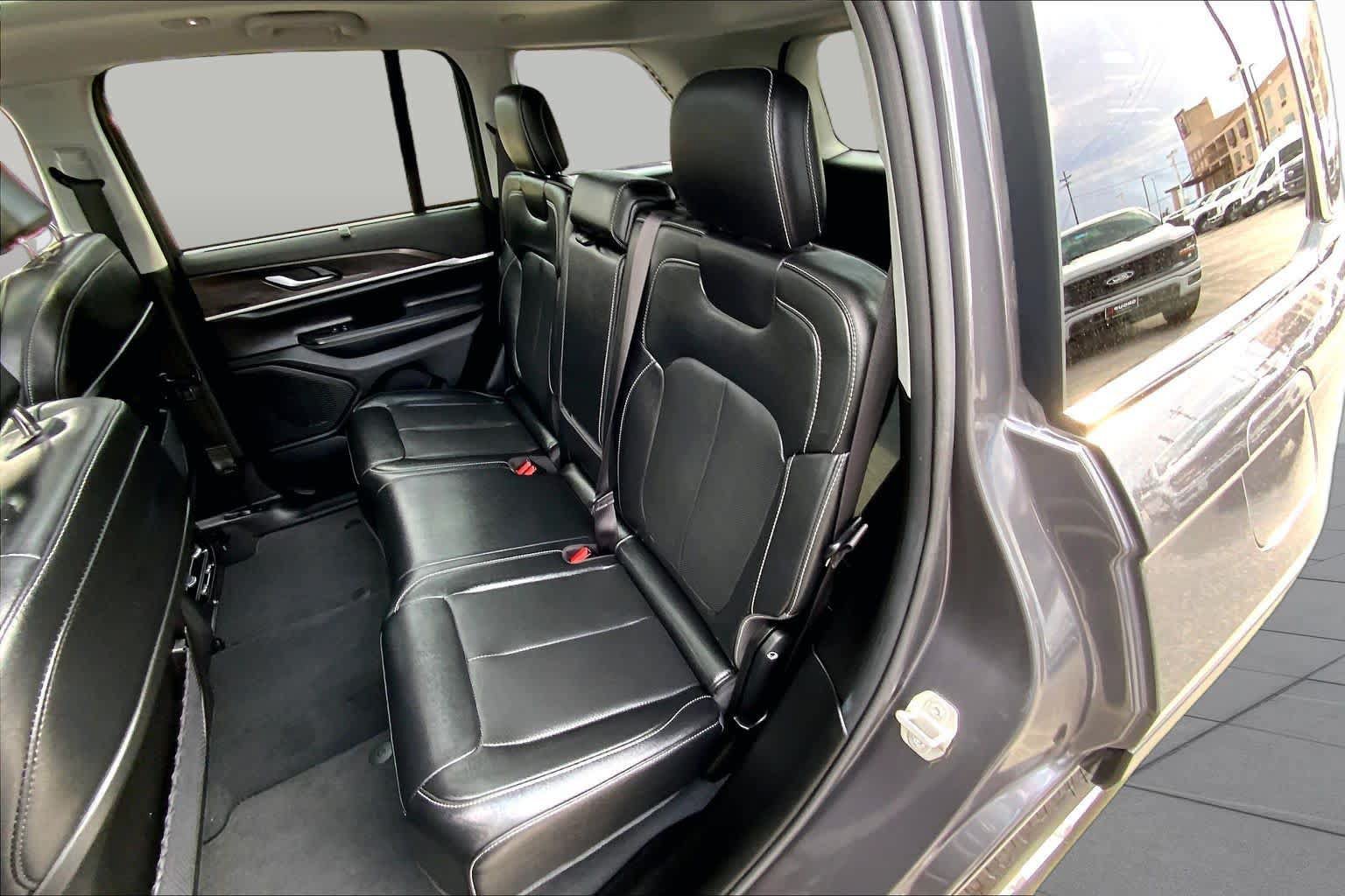 Used 2023 Jeep Grand Cherokee Limited w/ Luxury Tech Group II RWD image 19