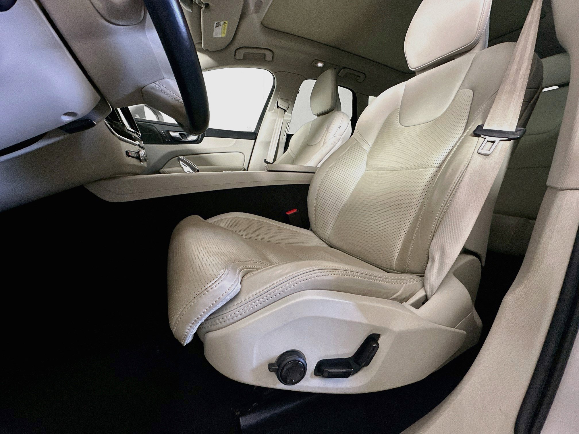 Used 2022 Volvo XC60 B5 Inscription w/ Advanced Package FWD image 13