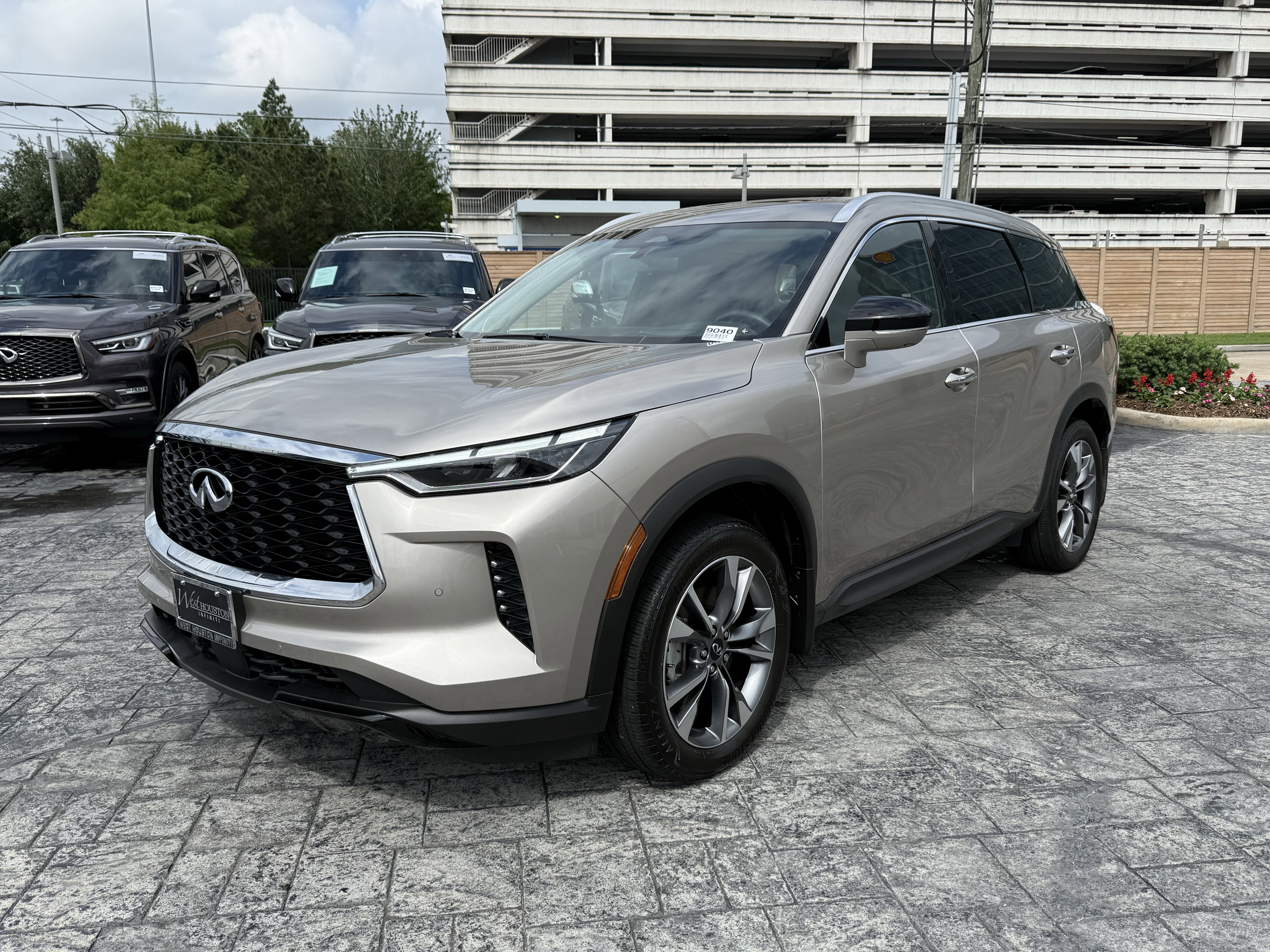 Used 2024 INFINITI QX60 Luxe w/ Vision Package FWD image 3