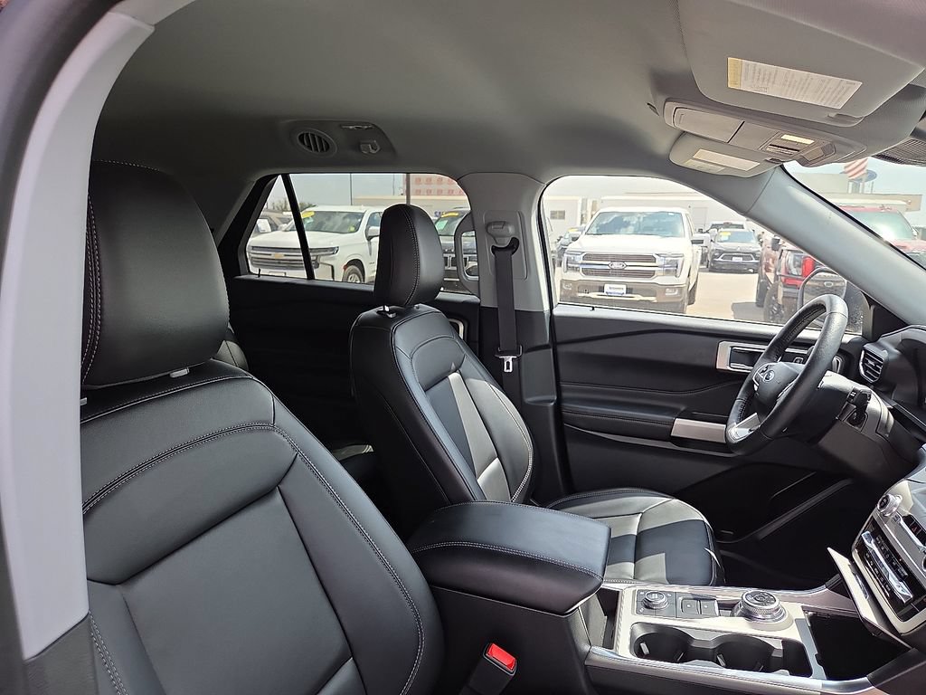 Used 2024 Ford Explorer XLT w/ Equipment Group 202A AWD/4WD image 13