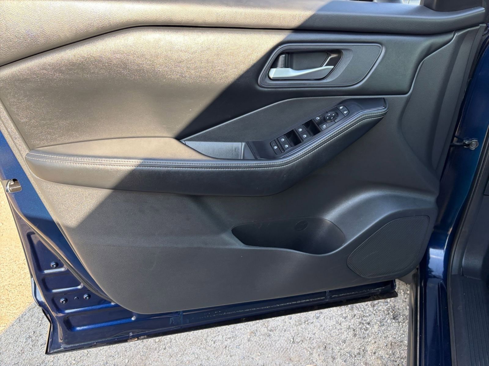 Used 2025 Nissan Rogue SV FWD image 18