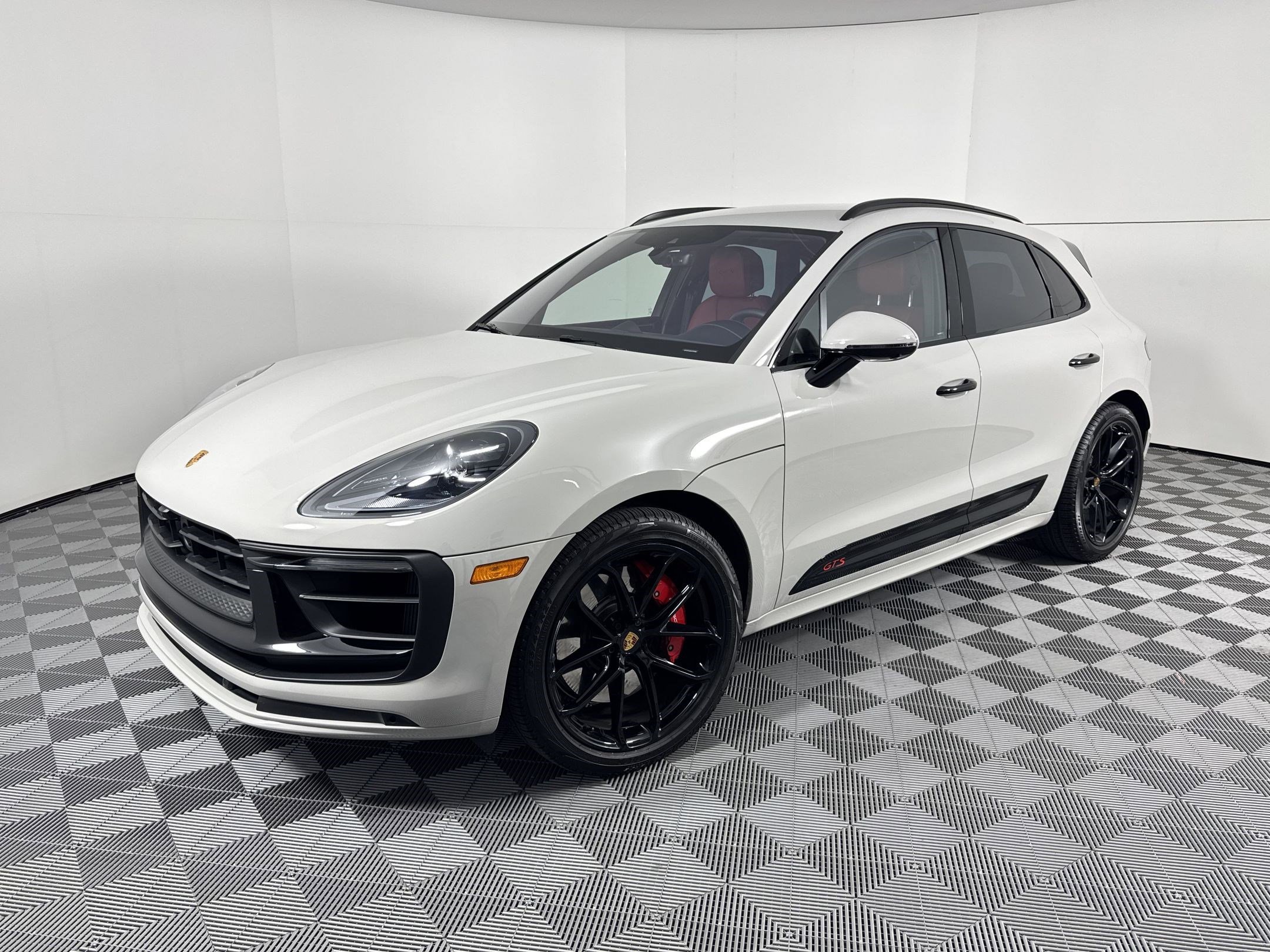 Certified 2025 Porsche Macan GTS image 1
