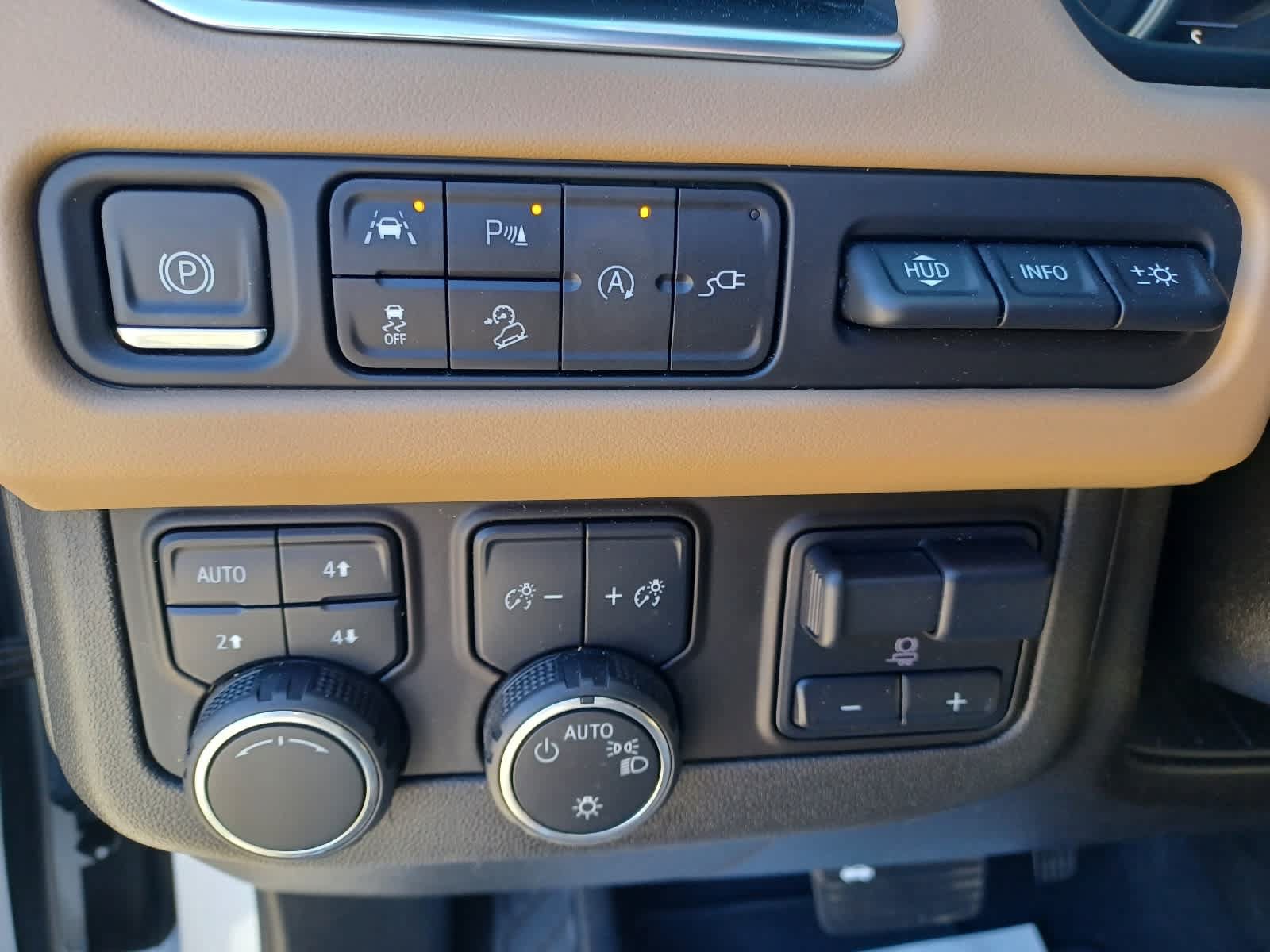 Used 2021 Chevrolet Tahoe Premier w/ Premium Package AWD/4WD image 17