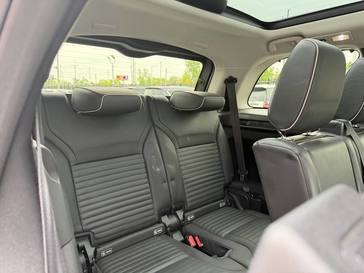 Used 2017 Land Rover Discovery HSE AWD/4WD image 24