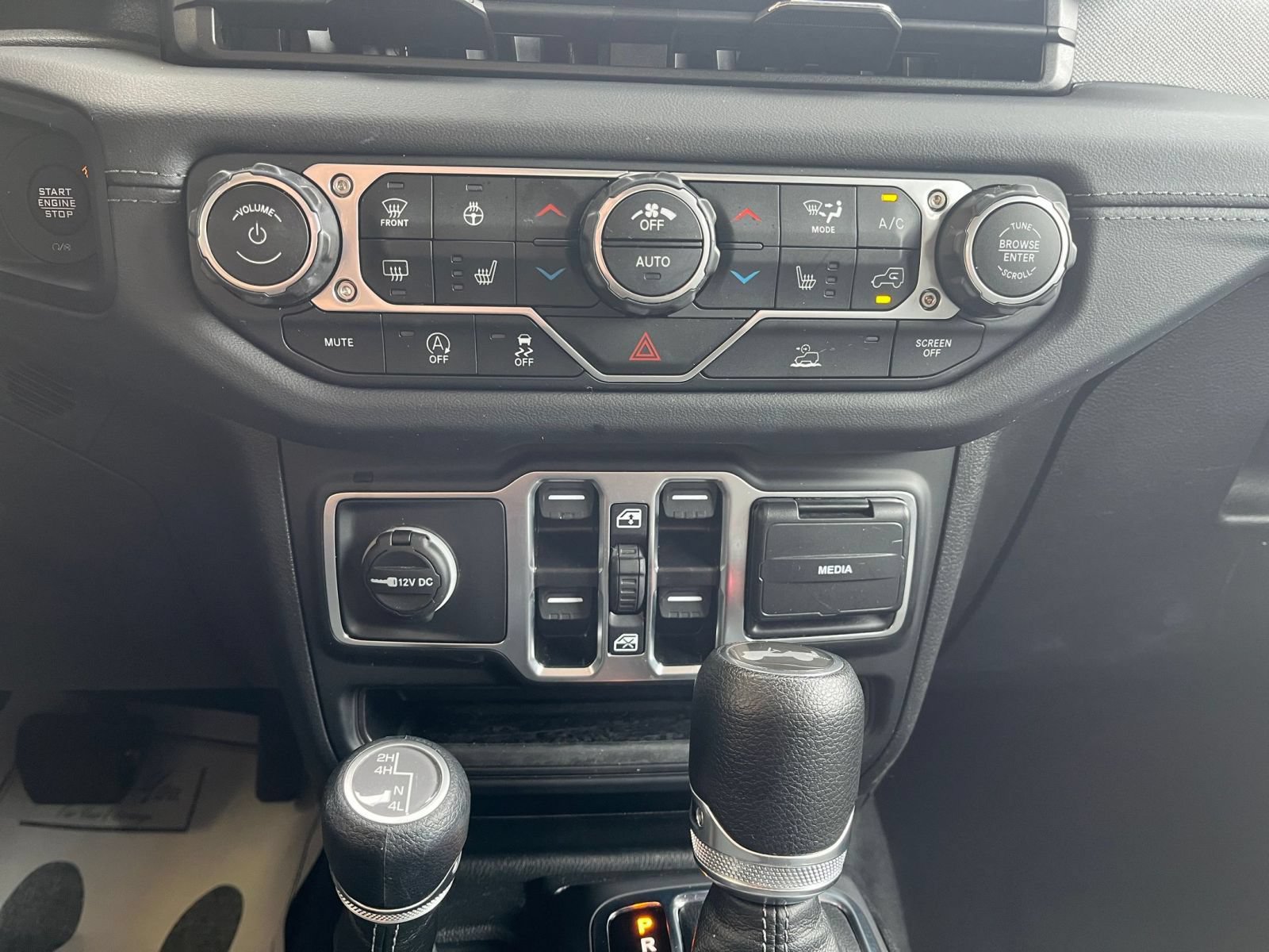 Used 2025 Jeep Wrangler Unlimited Sahara AWD/4WD image 16