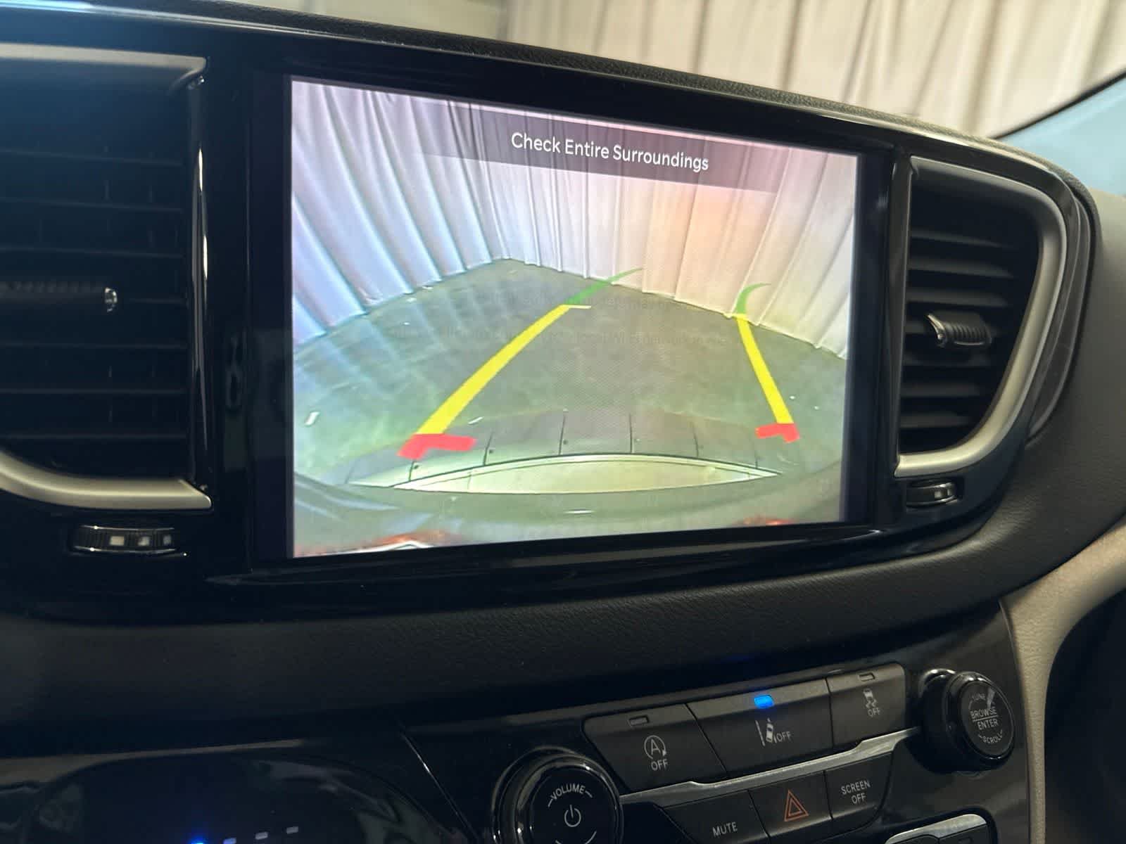 Used 2022 Chrysler Pacifica Touring-L FWD image 28