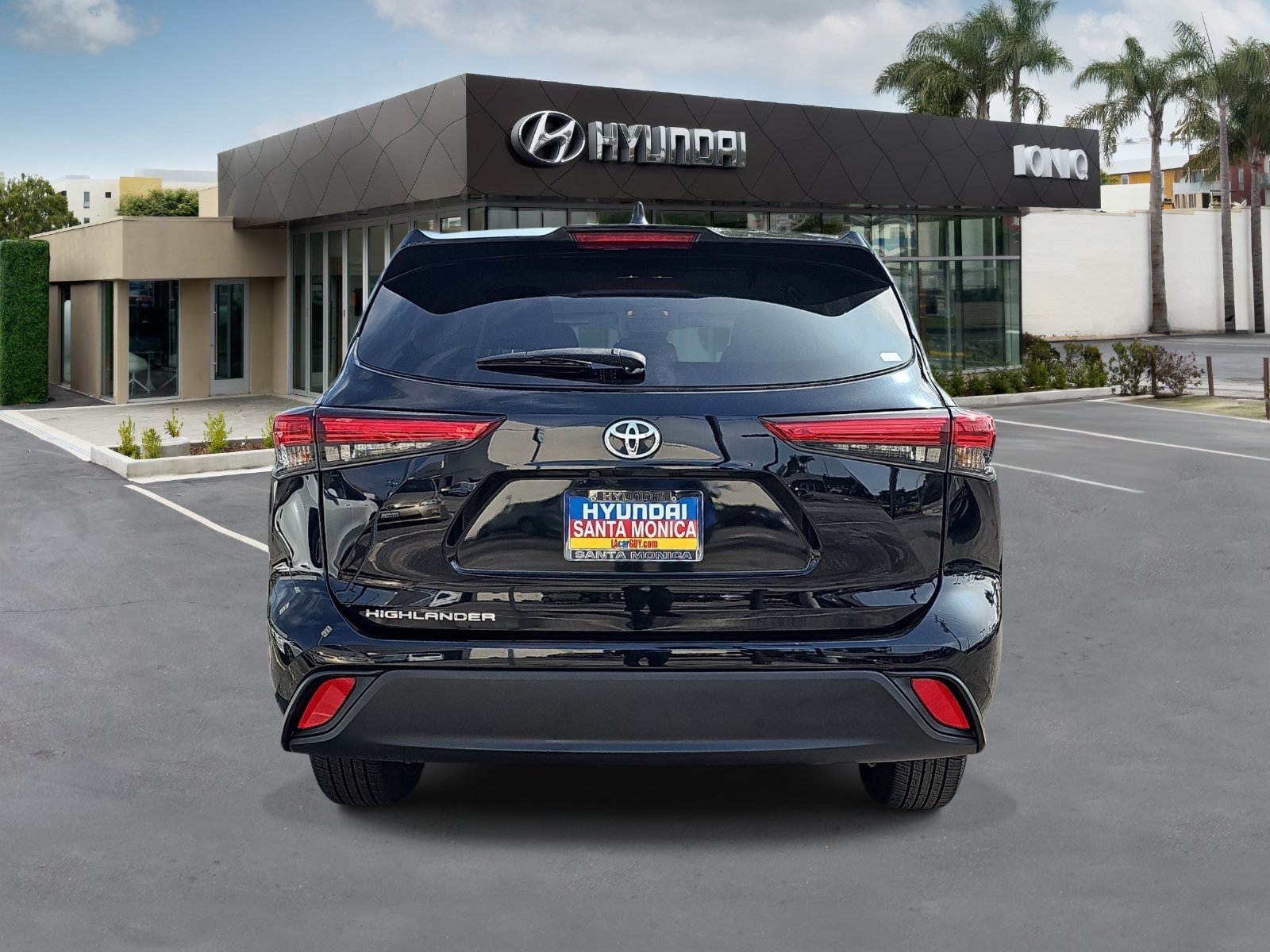 Used 2023 Toyota Highlander L FWD image 4