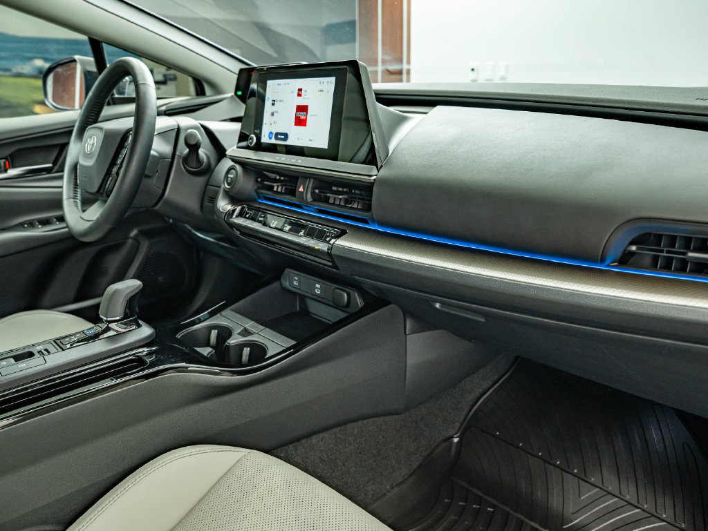 Used 2024 Toyota Prius XLE FWD image 38