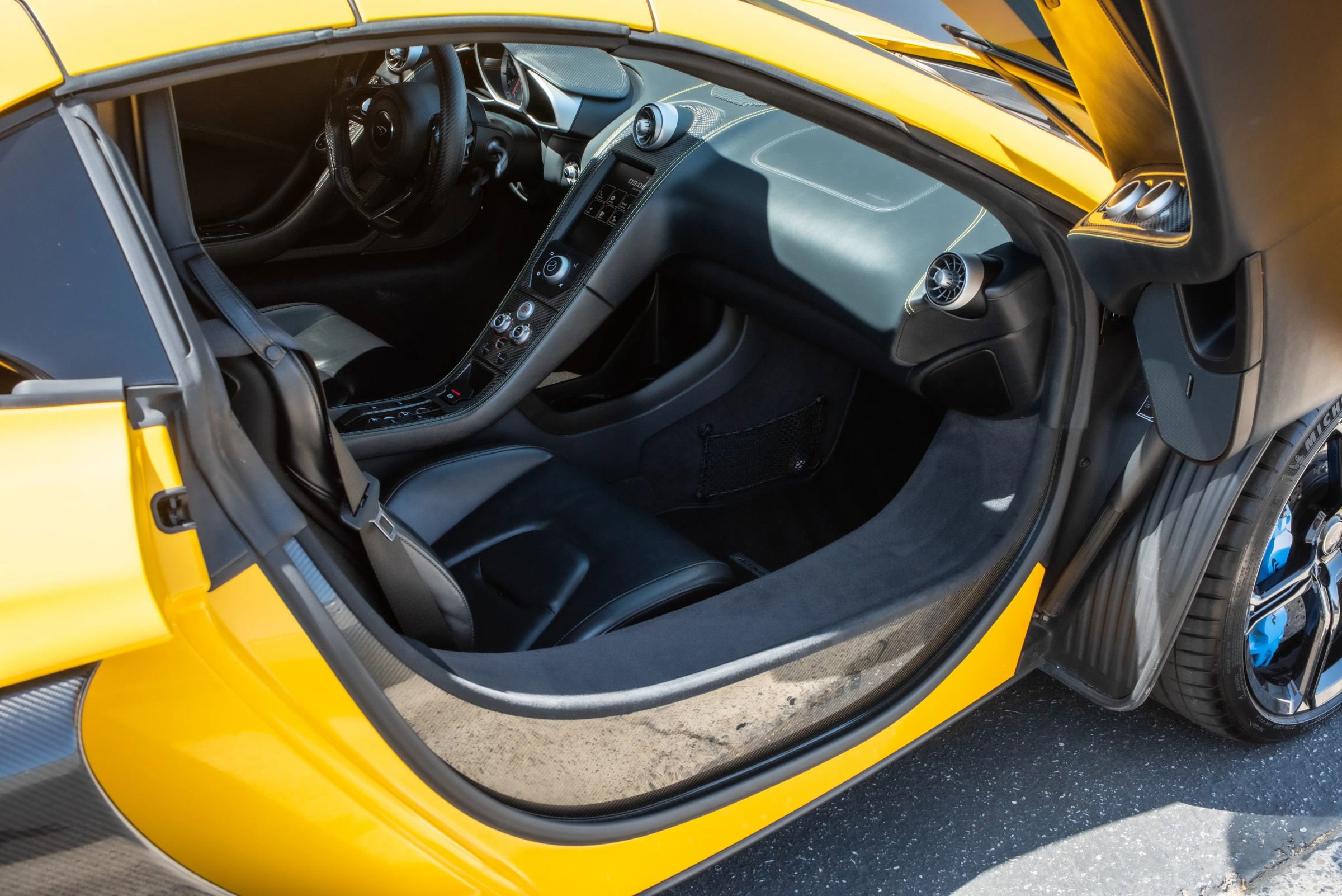 Used 2015 McLaren 650S Spider image 17
