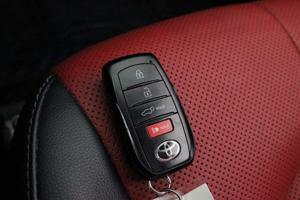 Used 2024 Toyota Highlander XSE FWD image 32