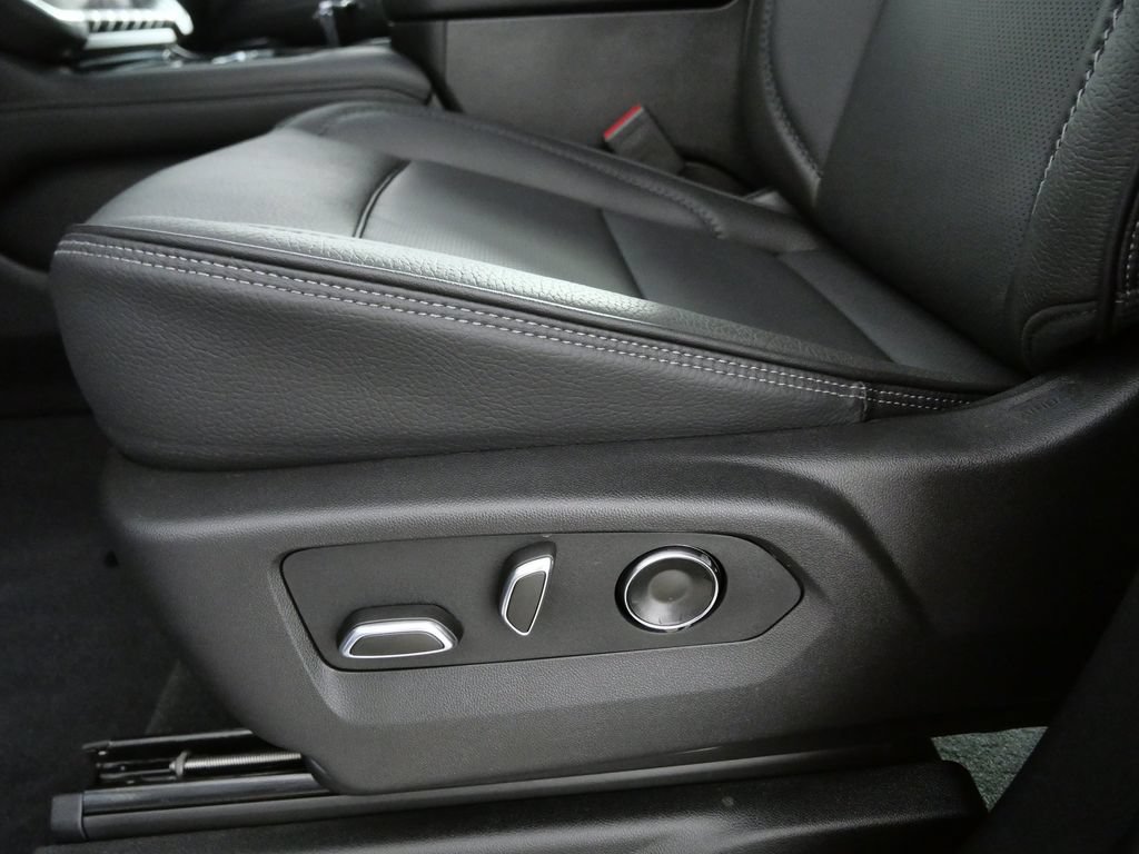 Used 2025 GMC Yukon Denali w/ Sun & Power Step Package AWD/4WD image 18