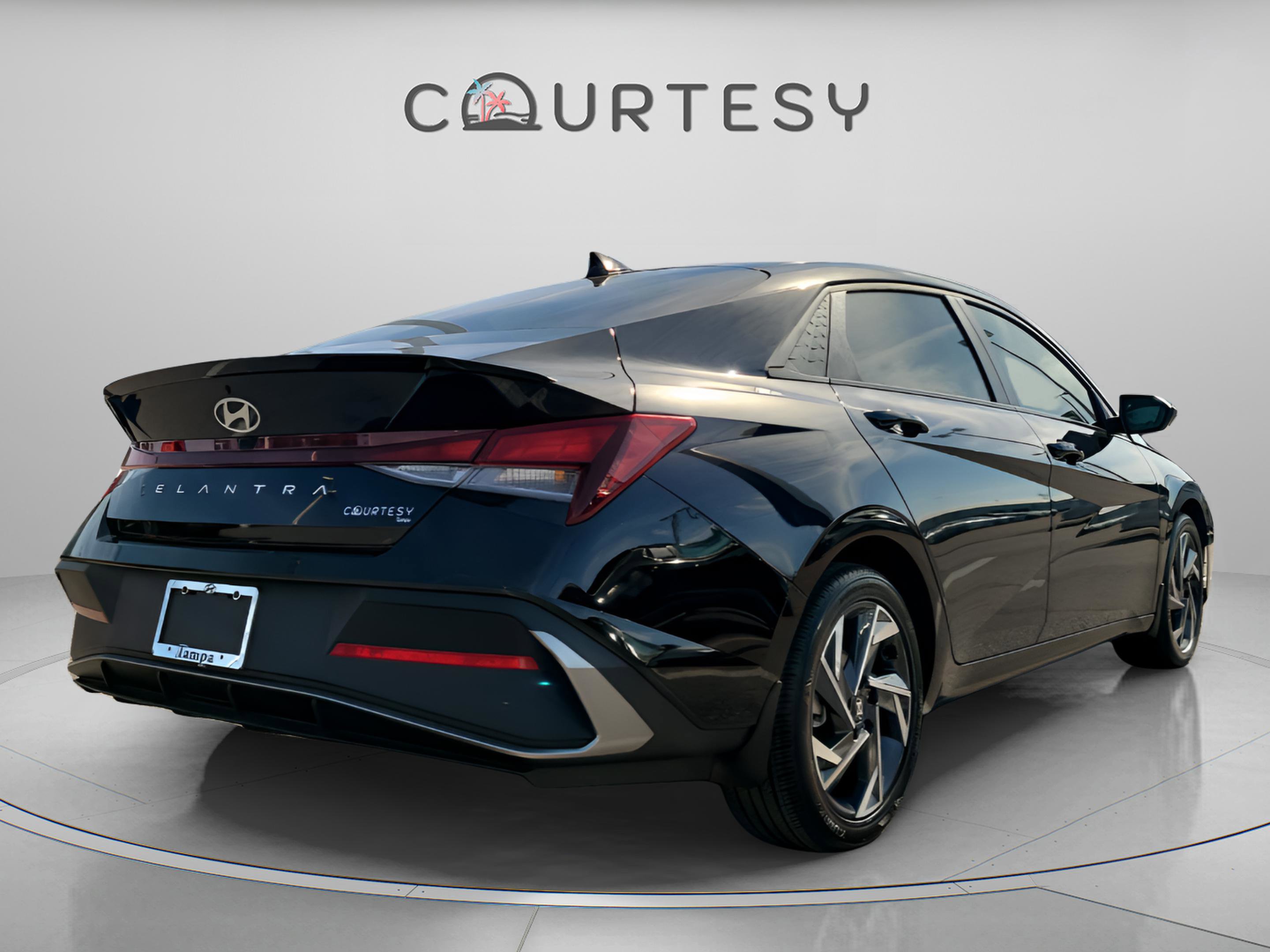 Used 2025 Hyundai Elantra Sport image 3