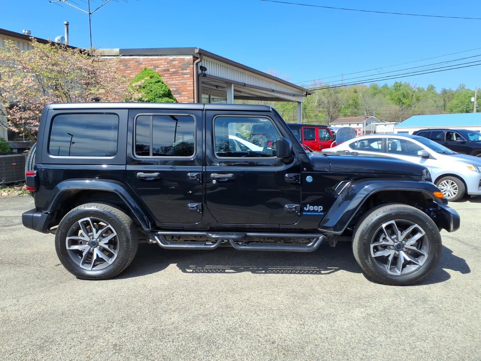 Used 2024 Jeep Wrangler Unlimited w/ Convenience Group AWD/4WD image 2