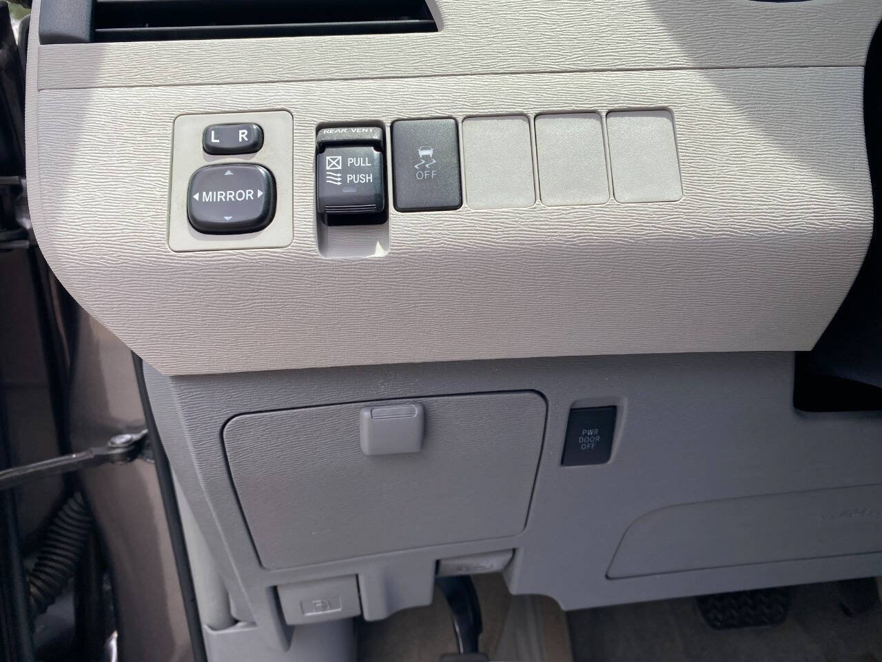Used 2013 Toyota Sienna XLE FWD image 21