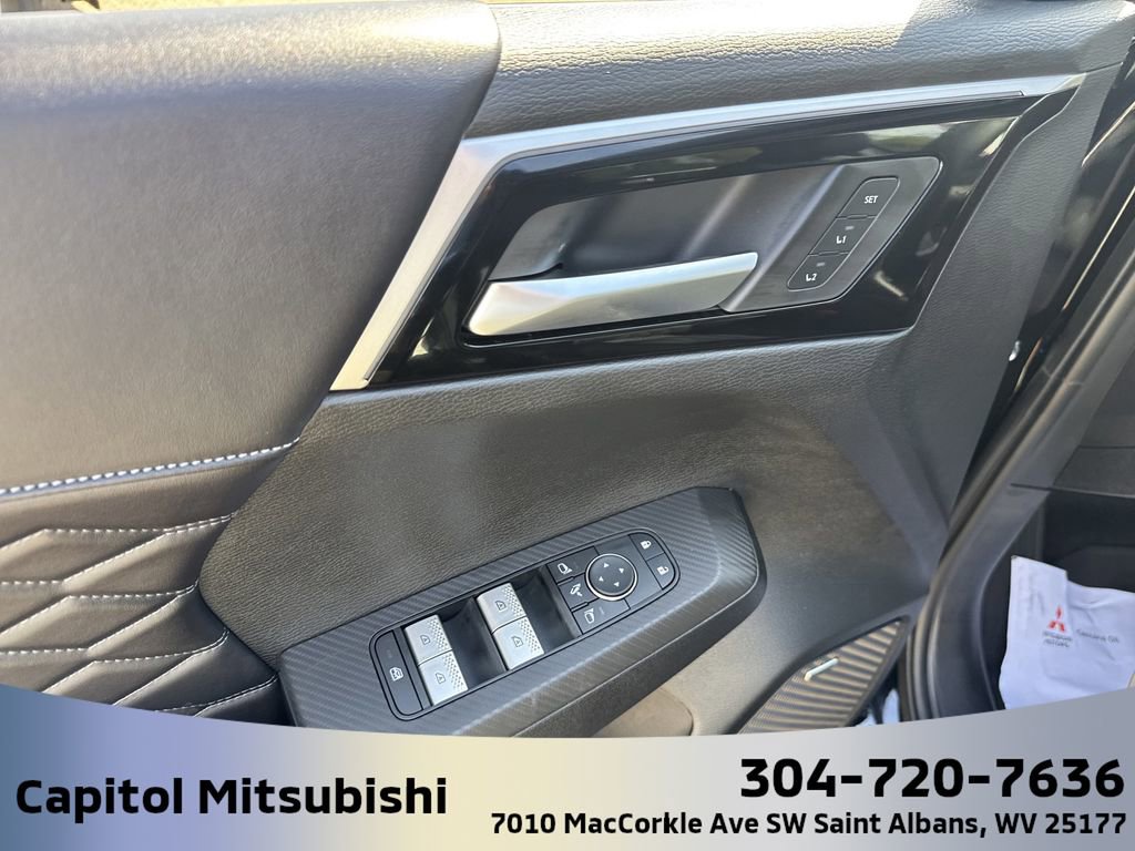 New 2025 Mitsubishi Outlander SEL image 17