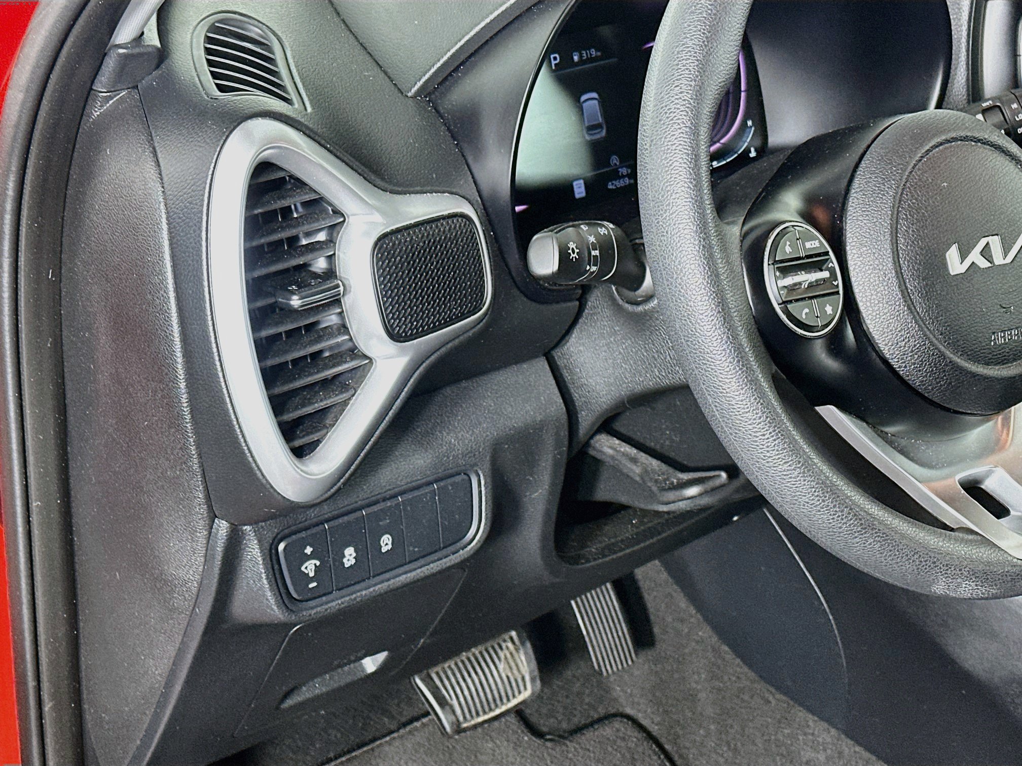 Used 2024 Kia Soul LX w/ Option Group 015 FWD image 17